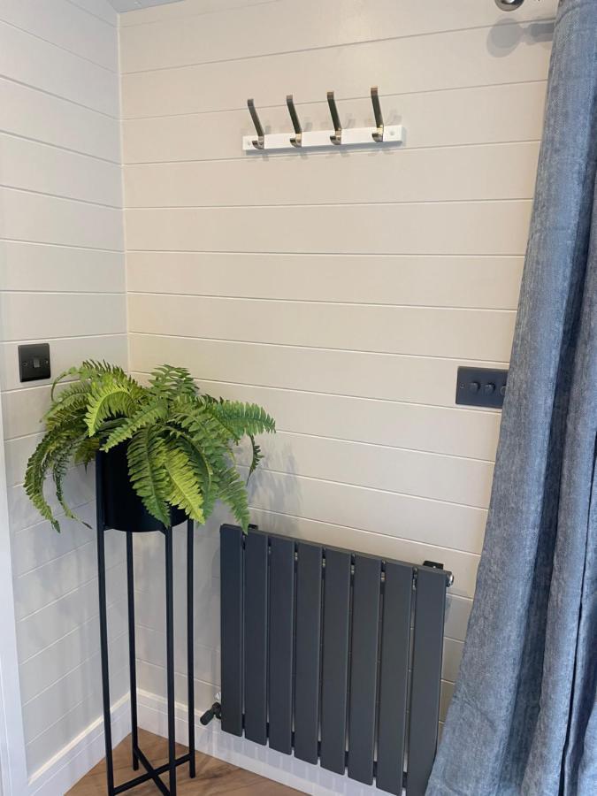 Dee Lodge With Private Hot Tub Llangollen Bagian luar foto
