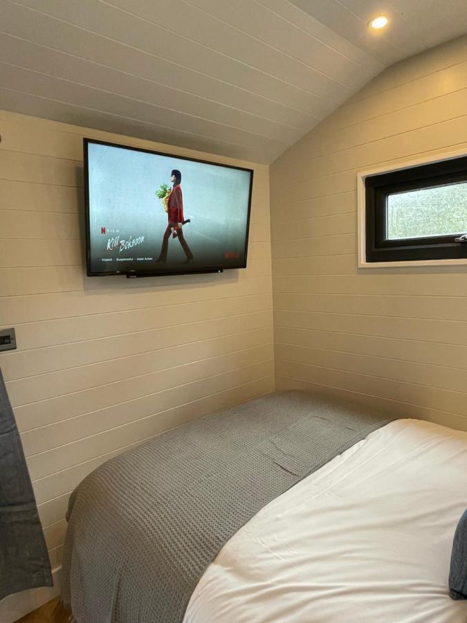 Dee Lodge With Private Hot Tub Llangollen Bagian luar foto