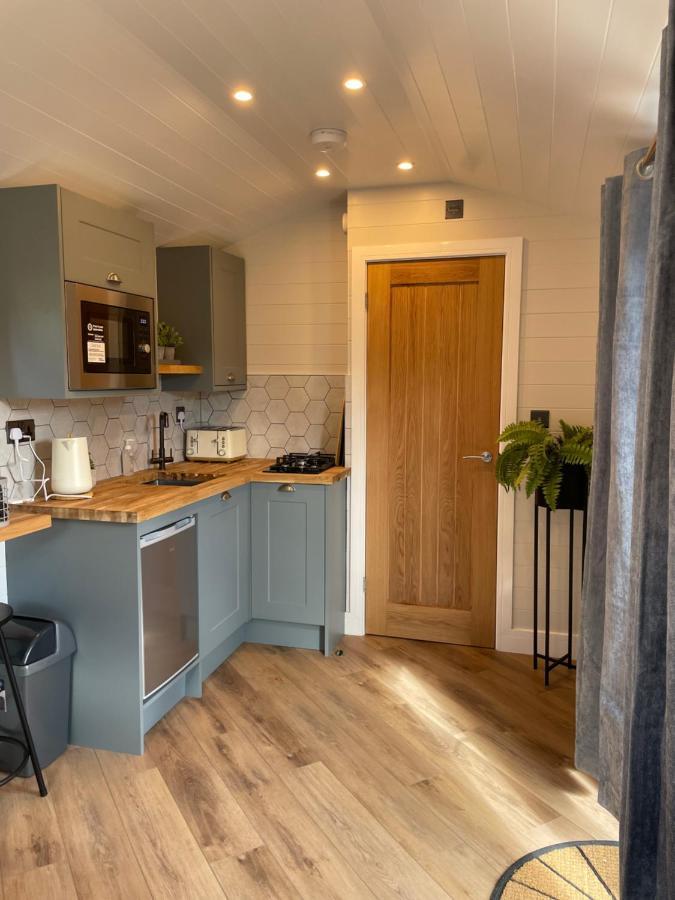 Dee Lodge With Private Hot Tub Llangollen Bagian luar foto