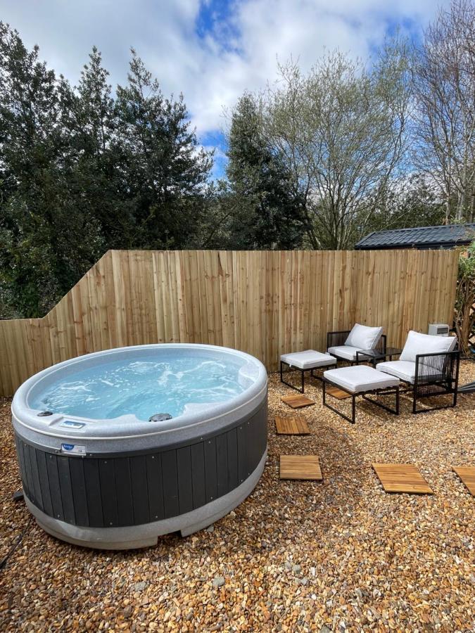 Dee Lodge With Private Hot Tub Llangollen Bagian luar foto