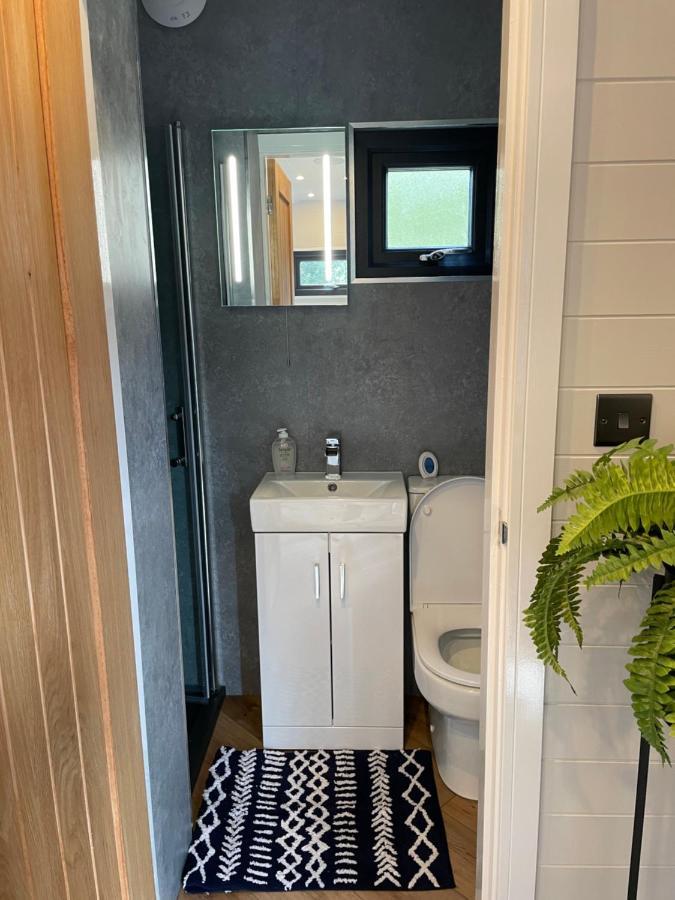 Dee Lodge With Private Hot Tub Llangollen Bagian luar foto