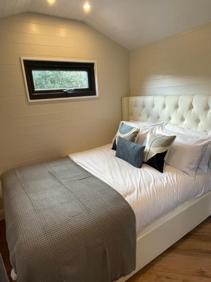 Dee Lodge With Private Hot Tub Llangollen Bagian luar foto