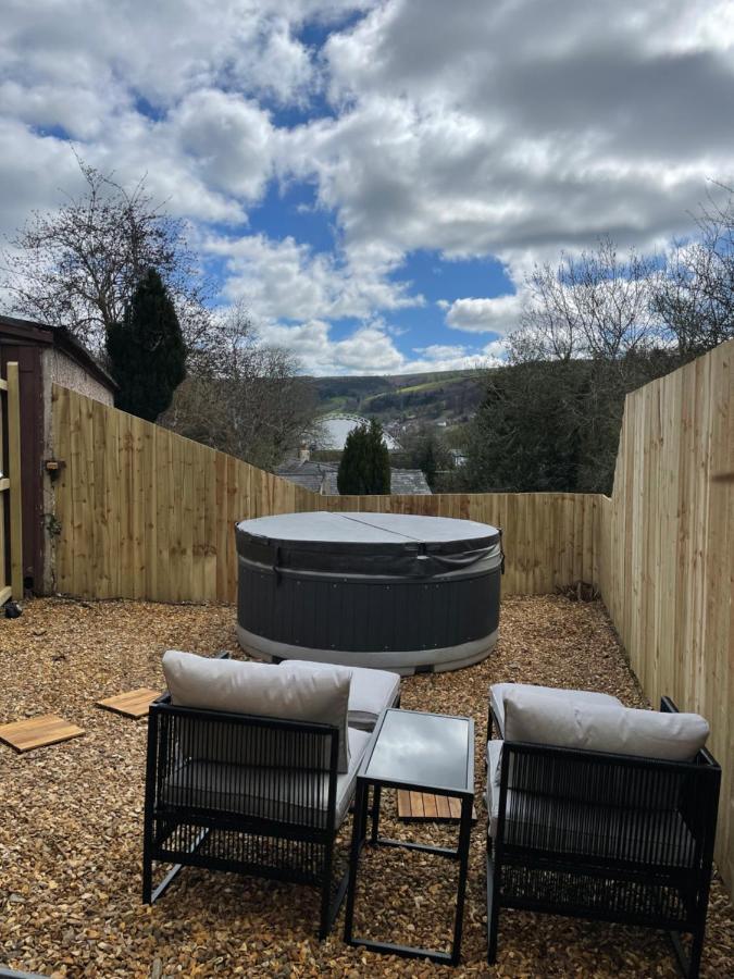 Dee Lodge With Private Hot Tub Llangollen Bagian luar foto