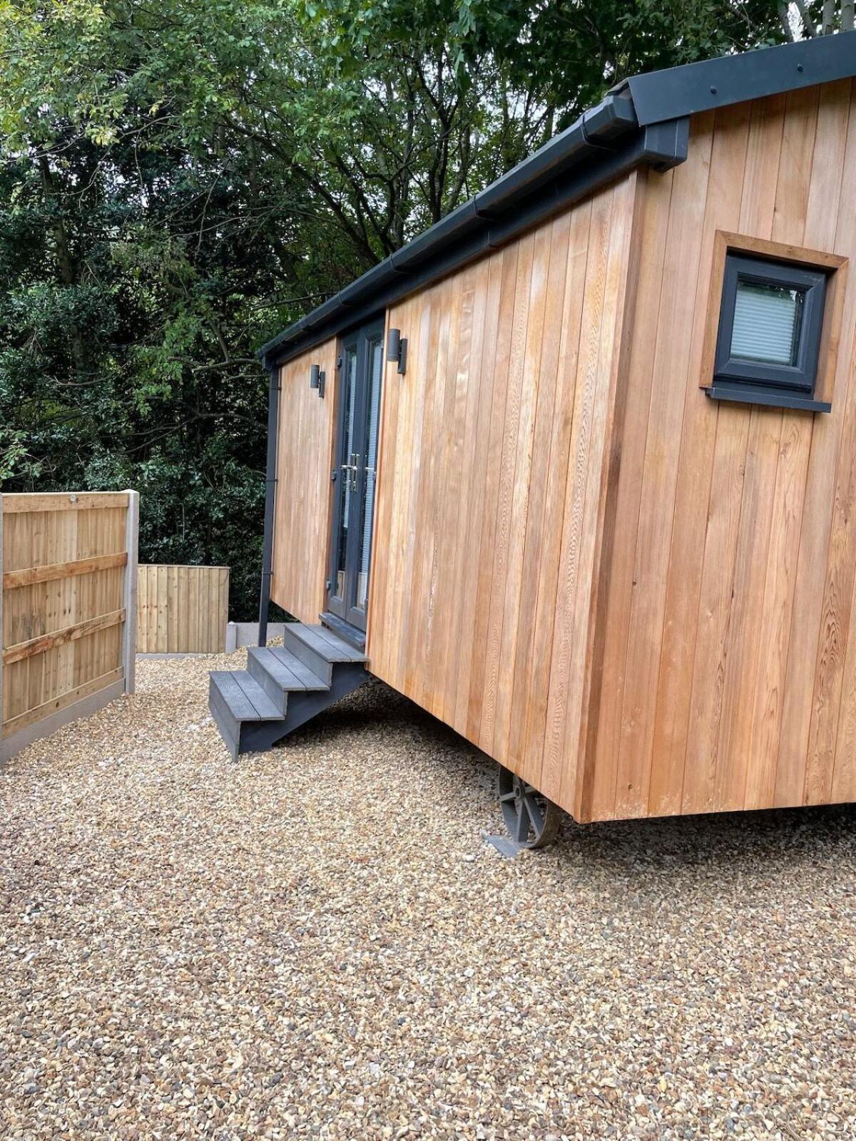 Dee Lodge With Private Hot Tub Llangollen Bagian luar foto